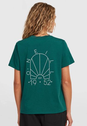 Türkiisroheline puuvillane T-särk, millel on valge graafiline kujundus seljal, sisaldades teksti "O'Neill," "EST. 1952" ja poolringi motiivi.