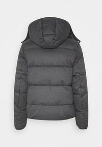 Polstret grå jakke med hætte, der har et tekstureret stof, fyldte sektioner og en glat finish. Bagfra vises et rent design.