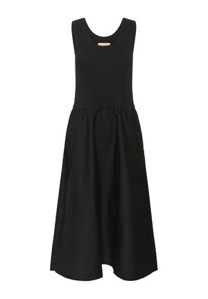 Fekete ruha, amely ujjatlan kialakítású, testhez simuló felsőrésszel és fodros szoknyával rendelkezik. Puha anyagból készült, sima tapintással. Nincsenek látható minták.