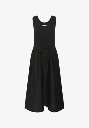 Mustas kleit, millel on õlavabad disain, istuv ülemine osa ja kihiline seelik. Valmistatud pehmest kangast, millel on sile tekstuur. Ei mingeid nähtavaid mustreid.