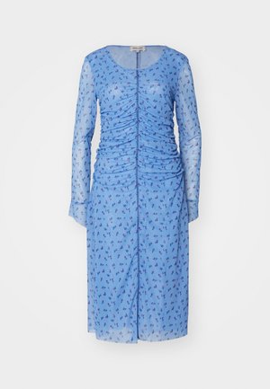 Rochie albastră cu mâneci lungi, transparente și un design pliat. Prezintă un model floral, decolteu rotund și o tăietură până la genunchi.