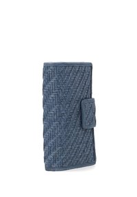 Portfel ze splotu w granatowym kolorze, z teksturowaną powierzchnią, prostokątnym kształtem i małą klapką z zatrzaskiem.