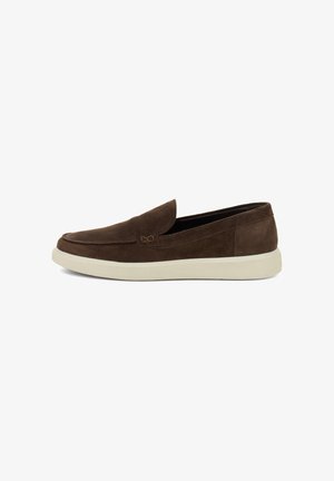 Braune Wildleder-Slipper mit runder Spitze und einer niedrigen, weißen Gummisohle; zeichnet sich durch ein schlichtes Design und minimale Nähte aus.