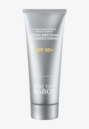 Srebrna tubka kremu Doctor Babor Broad Spectrum Radiance z SPF 50+ oraz kompleksem antyoksydacyjnym z prowitaminą D i kwasem ferulowym.