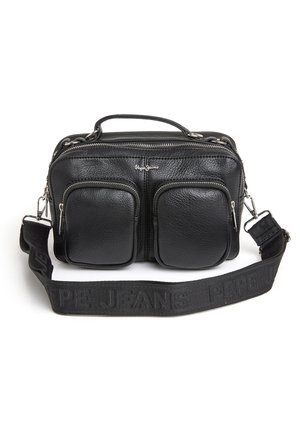 Czarna teksturowana skórzana torba na ramię z dwoma przednimi kieszeniami na zamek, górnym uchwytem oraz regulowanym paskiem z nadrukiem "Pepe Jeans".