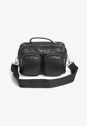 Czarna teksturowana skórzana torba na ramię z dwoma przednimi kieszeniami na zamek, górnym uchwytem oraz regulowanym paskiem z nadrukiem "Pepe Jeans".