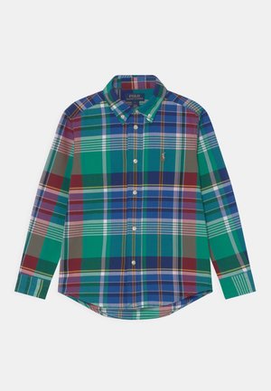 Camisa de manga larga con botones, con un patrón de cuadros en verde, azul, rojo y blanco, y un pequeño logo bordado en el pecho.