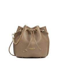 Sac seau en cuir taupe avec une finition texturée, quincaillerie dorée, fermeture à cordon, et une sangle en chaîne détachable. Logo sur le devant.