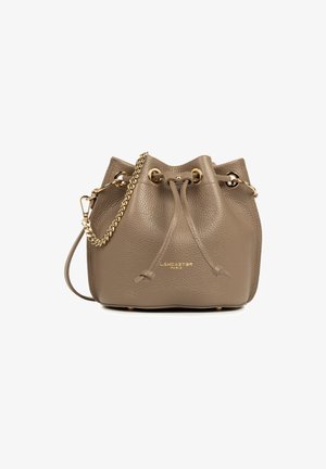 Taupe Leder-Einkaufsbeutel mit strukturiertem Finish, goldenen Metallbeschlägen, Kordelzugverschluss und abnehmbarem Kettenriemen. Mit Logo auf der Vorderseite.