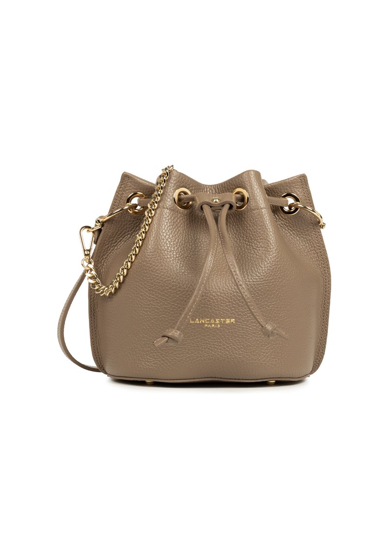 Sac seau en cuir taupe avec une finition texturée, quincaillerie dorée, fermeture à cordon, et une sangle en chaîne détachable. Logo sur le devant.