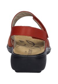 Rode leren sandaal met twee verstelbare banden, een gewatteerde inlegzool en een lage zwarte rubberen zool. Minimalistisch ontwerp met een gladde afwerking.