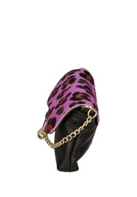Piccolo handbag con una pattina leopardata viola e nera e una tracolla in oro. Base in pelle nera texturizzata. Forma compatta e arrotondata.