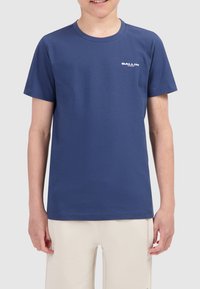 Marineblauw katoenen T-shirt met korte mouwen en ronde hals, met een witte "BALLIN" logo op de borst. Gladde textuur.