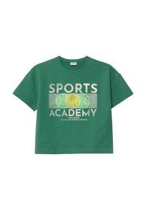 Grünes T-Shirt mit kurzen Ärmeln, auf dem "SPORTS ACADEMY" steht, und drei Grafiken von Tennisbällen sowie kleinerem Text mit der Aufschrift "Mach weiter. Du fängst gerade erst an."