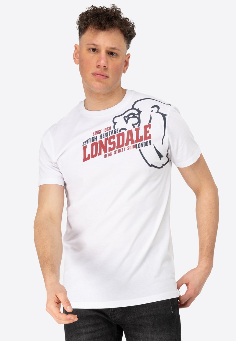 Balta medvilnės marškinėliai su juoda liūto grafika ir raudonu užrašu "LONSDALE". Trumpomis rankovėmis ir apvalia iškirpte.