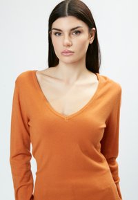 INFLUENCER V-NECK BASIC - Strickpullover - apricot