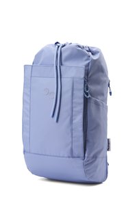 Hellblauer Nylon-Rucksack mit einem Zugverschluss, Fronttasche und seitlichen Reißverschlüssen. Texturierte Oberfläche mit abgerundeten Kanten und Logo-Anhänger.
