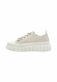Sneaker beige con una toma superiore testurizzata e suola in gomma bianca. Caratterizzato da punta arrotondata, design con lacci e una piccola linguetta posteriore per un facile indossamento.
