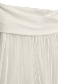 Weißes plissiertes Kleid mit einem weichen Stoff-Oberband und einem fließenden, strukturierten Rock, der die vertikalen Linien und die Leichtigkeit im Design betont.