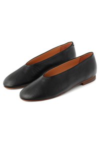 Ballettine di pelle nera con punta arrotondata, taglio basso e texture liscia. Presentano un tacco sottile e basso e una fodera interna marrone.