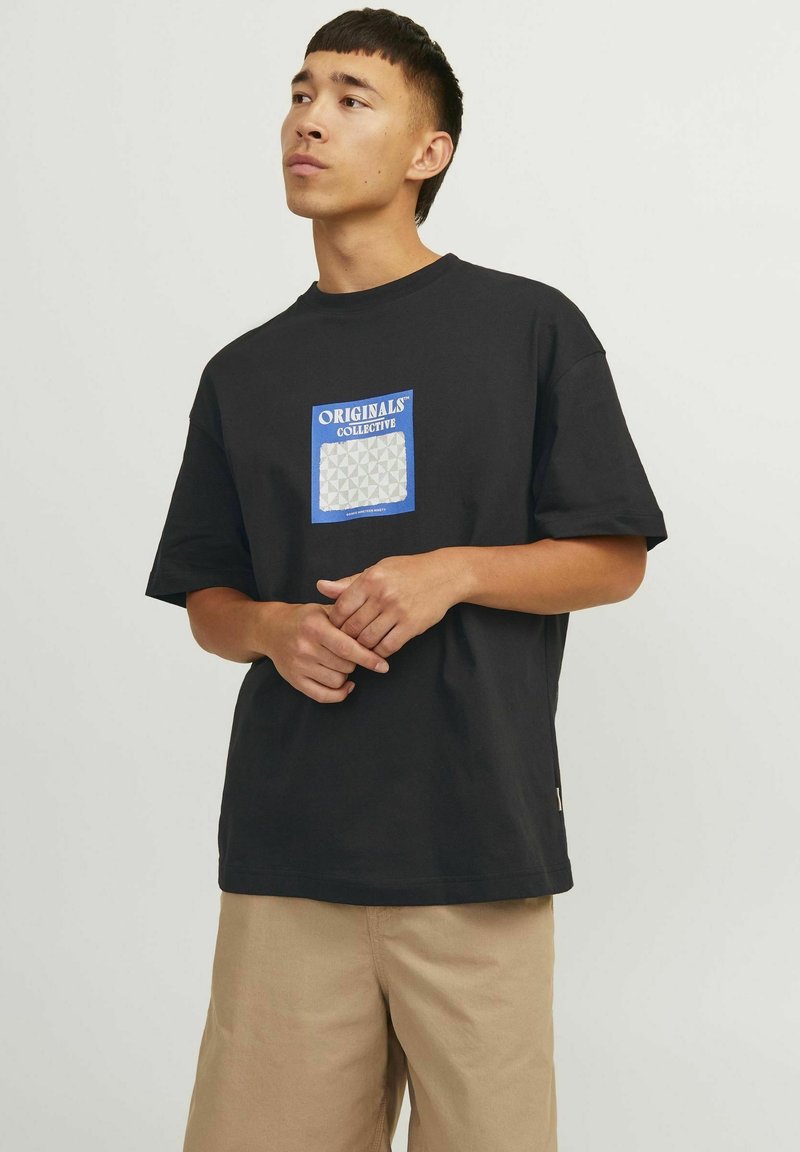 Sort bomulds T-shirt med et blåt firkantet logo, der står "ORIGINALS COLLECTIVE" med et geometrisk hvidt mønster indeni. Korte ærmer.