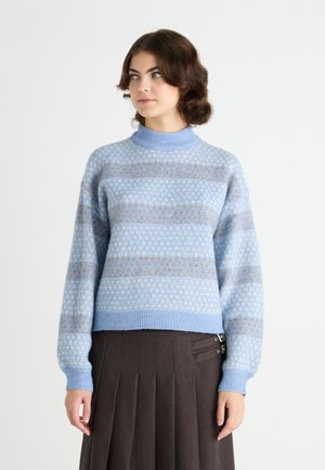 Lys blå strikket genser med høy hals, med et mønster i mørkere blå og beige nyanser, med ribbede mansjetter og kant.