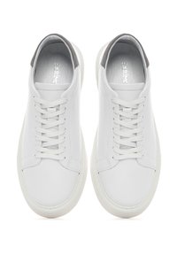 Baskets en cuir blanc avec une finition lisse, dotées de lacets, d'une languette de talon en suédine gris texturé et d'une semelle en caoutchouc blanc.