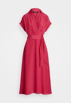 Vestido envolvente de tela vibrante en color rosa, con cuello de chal y mangas cortas enrolladas, que incluye un lazo en la cintura para un ajuste ajustable.