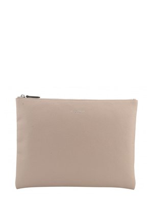 Pochette rectangulaire en cuir beige avec une fermeture éclair argentée le long du bord supérieur et un logo embossé subtil au centre.