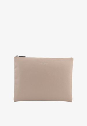 Pochette rectangulaire en cuir beige avec une fermeture éclair argentée le long du bord supérieur et un logo embossé subtil au centre.