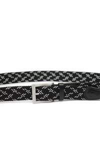 Zwarte geweven riem met witte accenten, voorzien van een zilveren metalen gesp en leren detail aan het uiteinde. Gelaagd ontwerp voor een verstelbare pasvorm.