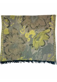 Couverture florale tissée mettant en avant des nuances de gris, de vert et de jaune, avec des bords frangés et des détails complexes de fleurs et de feuilles.