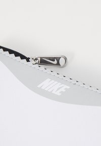 Nike Sportswear ICON CORTEZ WRISTLET UNISEX - Lompakko - white/smoke grey/metallic silver