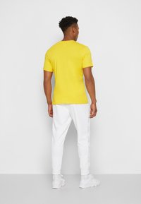 Nike Sportswear CLUB TEE - Navadna majica - gelb/weiss