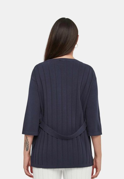 Top a coste di colore blu navy con maniche a tre quarti, caratterizzato da un collo ampio e un nastro sul retro per un fit regolabile.