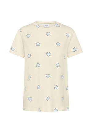 Tricou crem cu mâneci scurte, cu modele de inimă albastre deschise distribuite uniform pe toată țesătura și cu decolteu rotund.