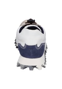 Białe i granatowe buty biegowe z teksturowaną zamszową cholewką, pewnym systemem sznurowania i solidną, wielokierunkową podeszwą z wypustkami.