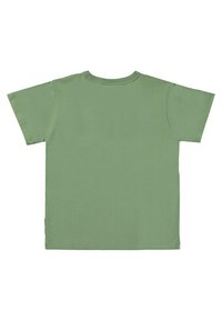 Camiseta de algodón verde de manga corta. Presenta un escote redondo y una textura lisa y uniforme sin patrones ni acentos visibles.