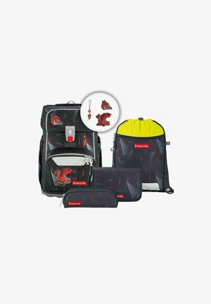 Set di zaini neri con dettagli in drago rosso, motivi geometrici e una parte superiore gialla su una borsa a sacco. Include astuccio e portafoglio.