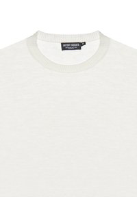 Maglione bianco realizzato in filato morbido di misto lino, con colletto rotondo a coste lavorato a maglia. L'etichetta riporta "ANTONY MORATO," taglia Media.
