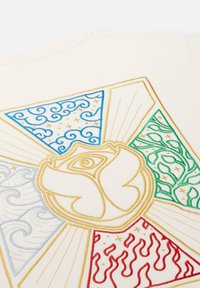 Crème-kleurige stoffen t-shirt met een centraal ontwerp met gouden omlijningen en gekleurde secties in blauw, groen, rood en grijs, die verschillende patronen afgebeeld.