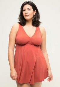 Abito da bagno rosso senza maniche con scollatura a V e design drappeggiato. Realizzato in tessuto leggero, presenta una gonna svasata e una leggera arricciatura.