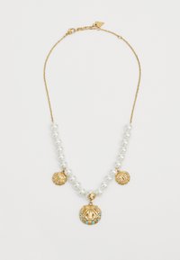 Gold- und Perlenkette mit runden Perlen, die zwei muschelförmige goldene Anhänger und einen zentralen Anhänger mit Türkisakzenten enthält.