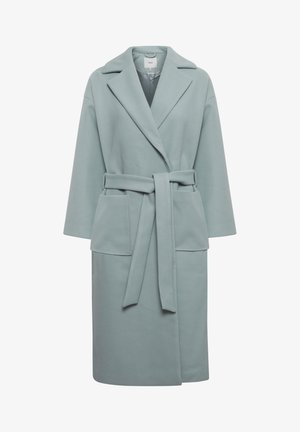 Svetlomodrý prehozový kabát z jemného materiálu s klopovým golierom, opaskom v páse a dvoma prednými vreckami. Stredná dĺžka.