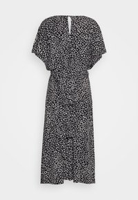Vestido de estampado floral en blanco y negro; tejido ligero, mangas cortas acampanadas, cintura ceñida, espalda con abertura en forma de llave, dobladillo hasta los tobillos.