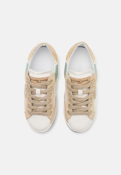 Beżowe i zielone sneakersy z teksturowaną cholewką, z złotymi akcentami, okrągłym noskiem i sznurowanym zapięciem. Zawierają metkę z logo po boku.