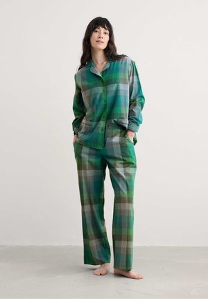Groene en blauwe geruite lichtgewicht pyjama set met een kraag, knoopsluiting bovenstuk en rechte pijpen, met een relaxte pasvorm en twee zakken.
