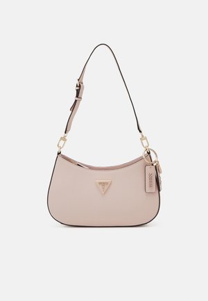 Beige strukturierte Schultertasche mit verstellbarem Schulterriemen, goldfarbenen Details, vorne mit dreieckigem Guess-Logo und angebrachtem Markenzeichen.