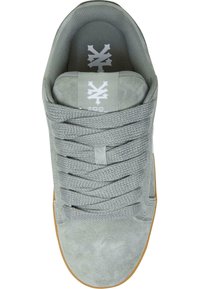 Grå semsket sneakers med grå snøringer, polstret krage og en hvit logo på tungen. Har en glatt gummisåle. Minimalistisk design.