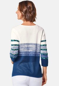 Gestreifter Pullover in Weiß und Blau mit Dreiviertelärmeln, der über eine strukturierte Naht und ein gestricktes Muster an den Bündchen und am Saum verfügt.